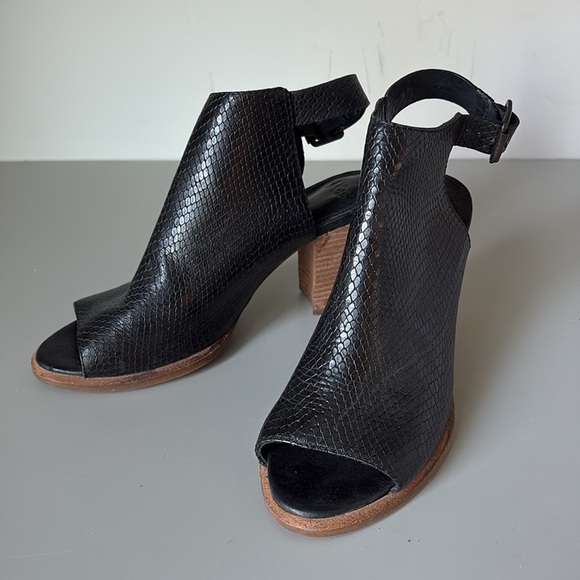 UGG Women's Audrey Exotic Black Leather Pump Size 8 - Picture 10 of 12